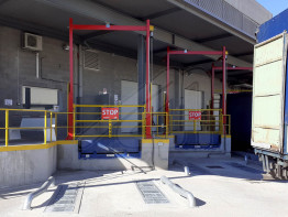 Safety barrier for loading docks